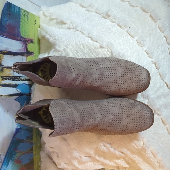 Fergulicious SZ 9.5 Bonus Suede Heeled Booties, Brown Almond - Back Zip - Picture 9 of 10